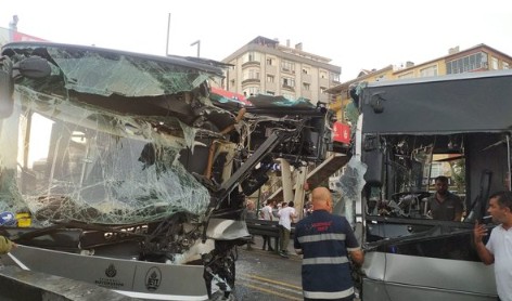 İstanbul Avcılar'da metrobüs kazası! Yaralılar var